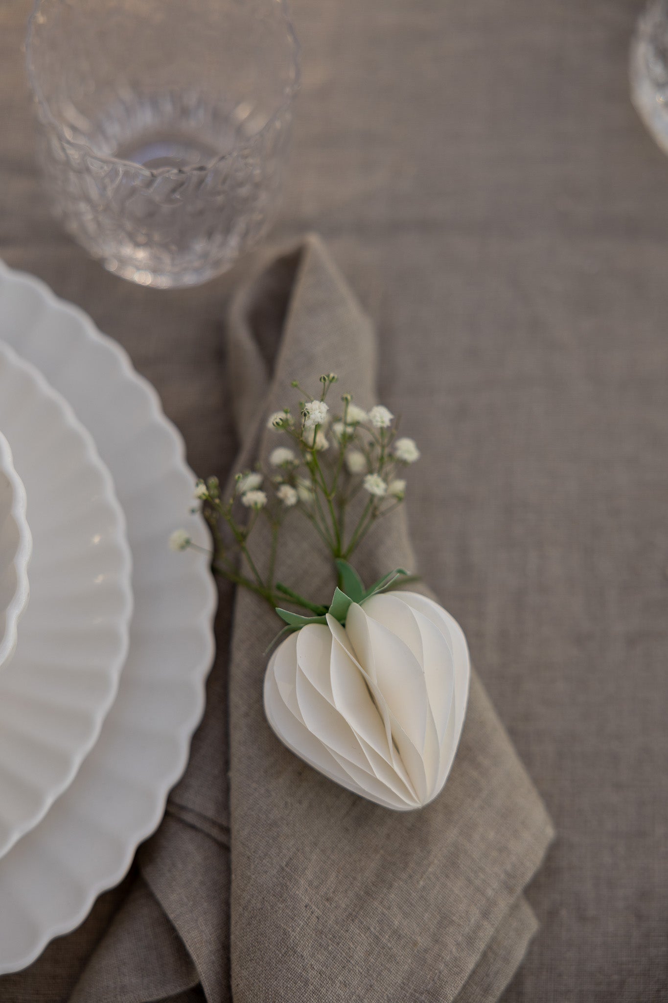 ERDBEER Anhänger I weiss